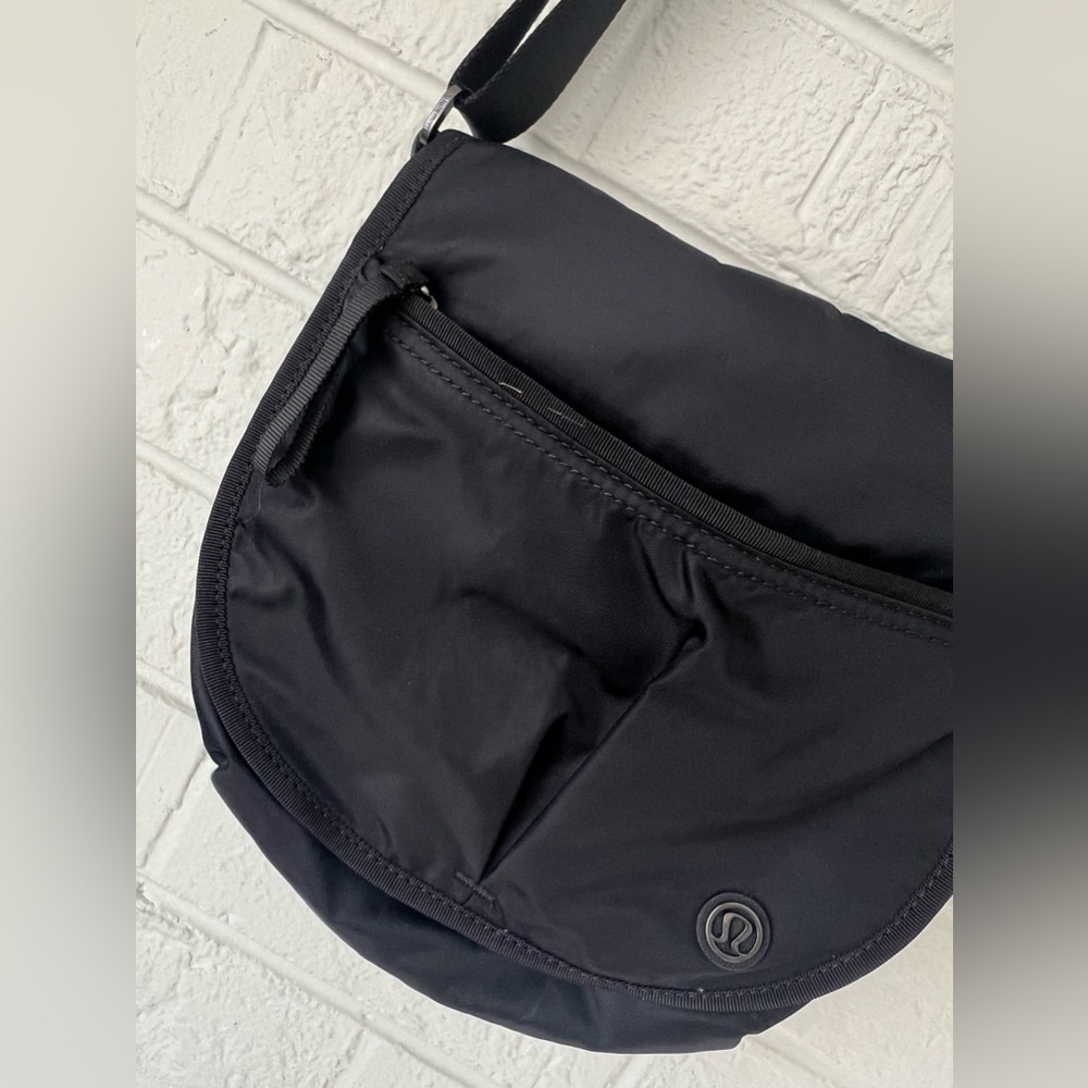 Lululemon the essentials bag 🪬 - Picture 4 of 15